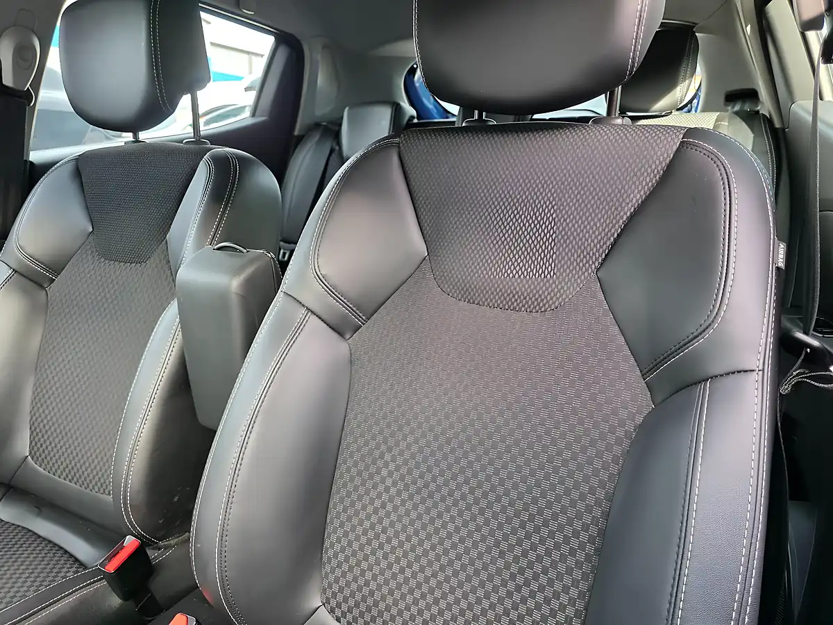 Used 2018 Renault Clio Dynamique S Nav Blue - Interior and Exterior details 17