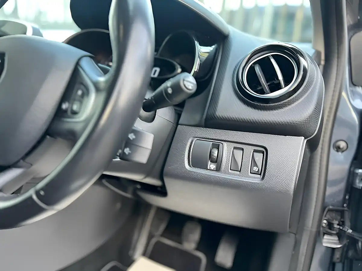 Used 2018 Renault Clio Dynamique S Nav Grey - Interior and Exterior details 16
