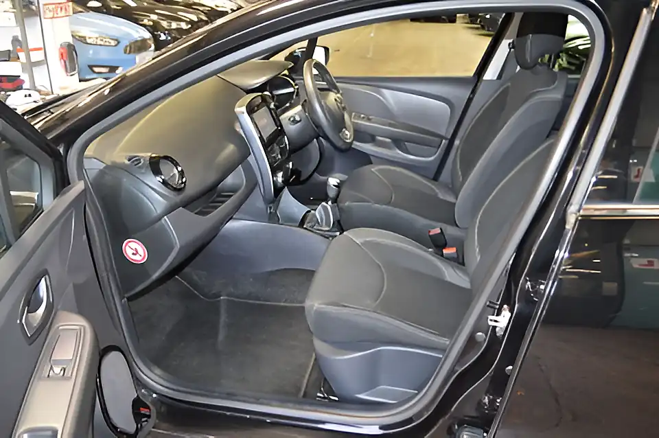 Used 2018 Renault Clio Iconic Black - Interior and Exterior details 12