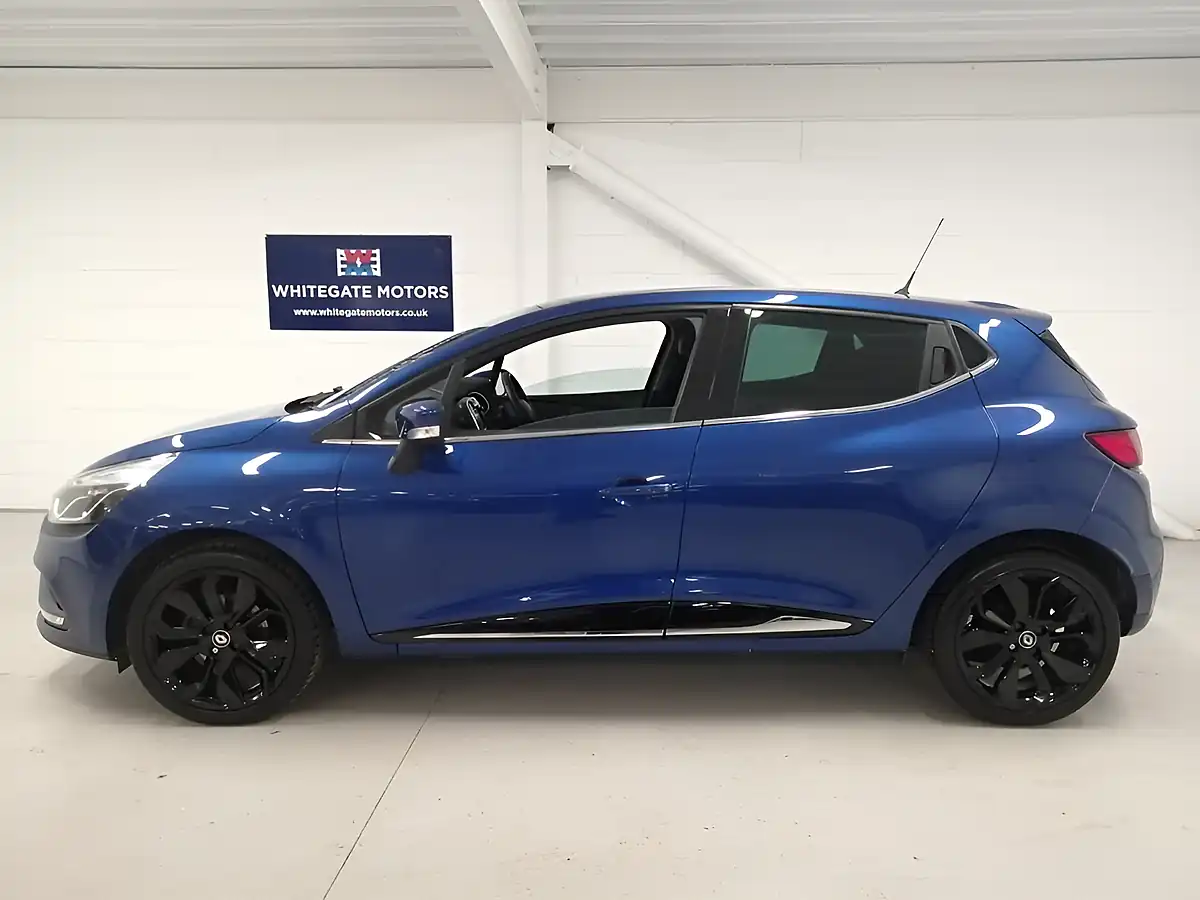 Used 2018 Renault Clio Iconic Blue - Interior and Exterior details 14
