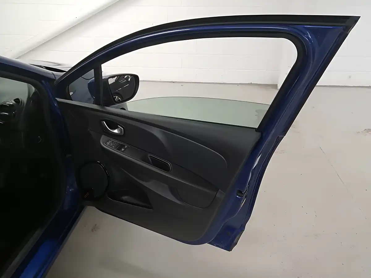Used 2018 Renault Clio Iconic Blue - Interior and Exterior details 16