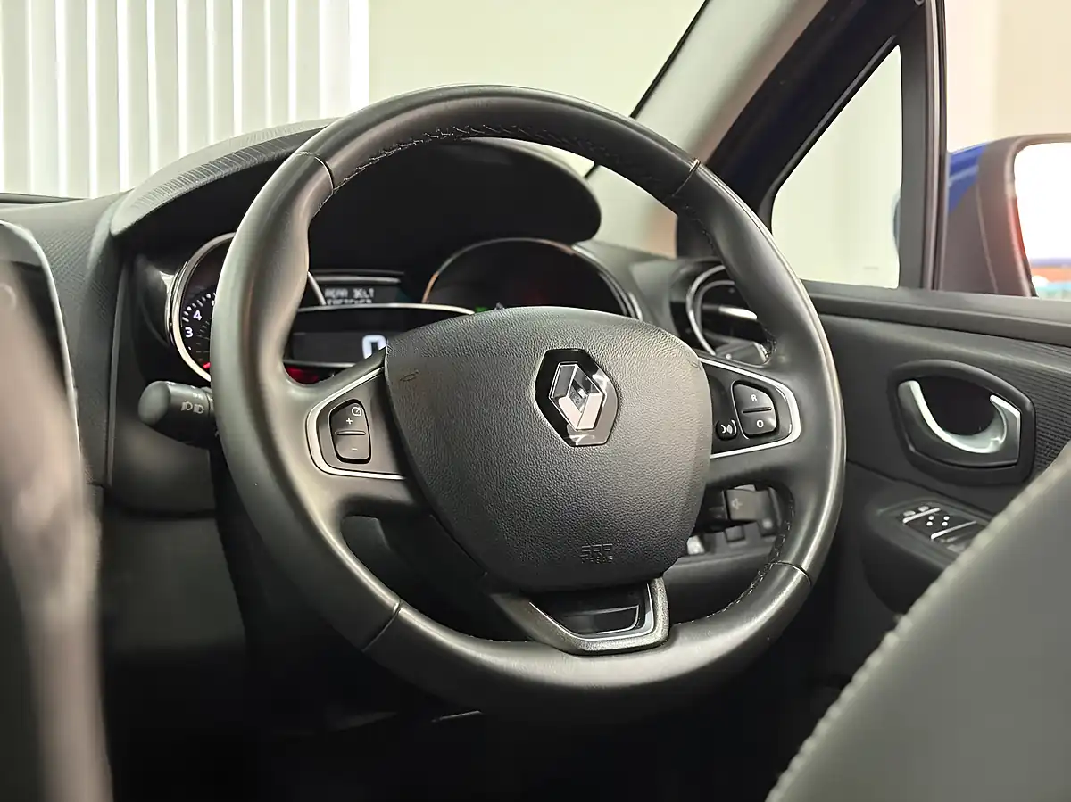 Used 2018 Renault Clio Iconic Blue - Interior and Exterior details 13