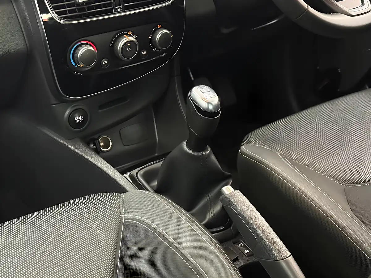 Used 2018 Renault Clio Iconic Blue - Interior and Exterior details 15