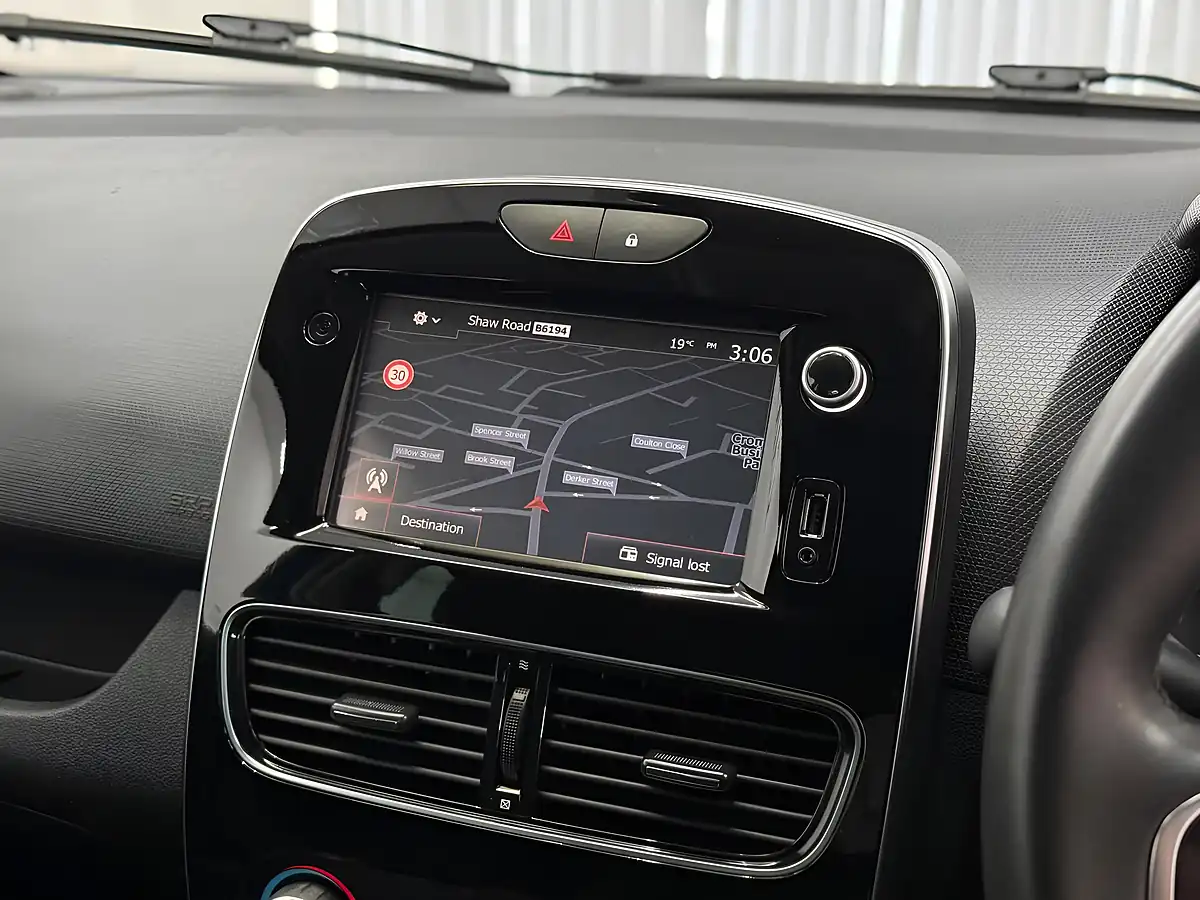 Used 2018 Renault Clio Iconic Blue - Interior and Exterior details 19