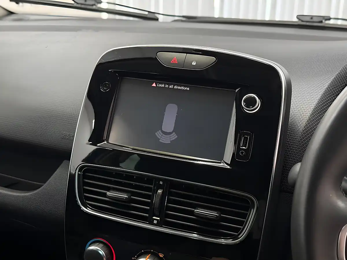 Used 2018 Renault Clio Iconic Blue - Interior and Exterior details 20