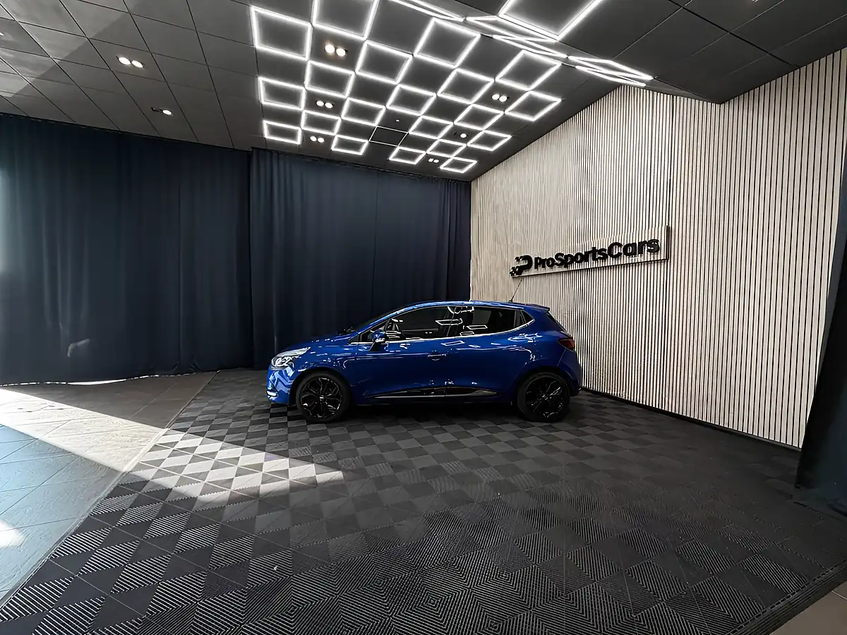 Used 2018 Renault Clio Iconic Blue - Interior and Exterior details 11