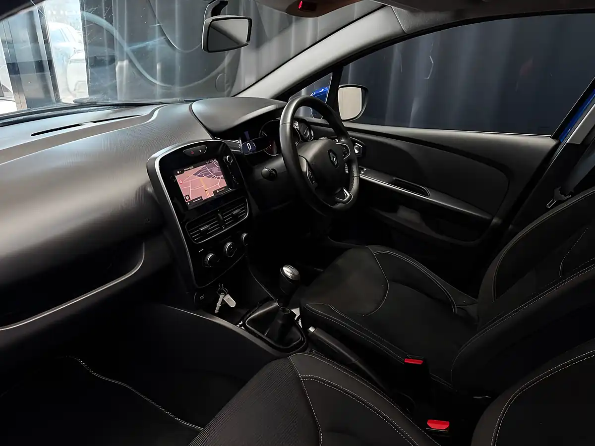 Used 2018 Renault Clio Iconic Blue - Interior and Exterior details 15