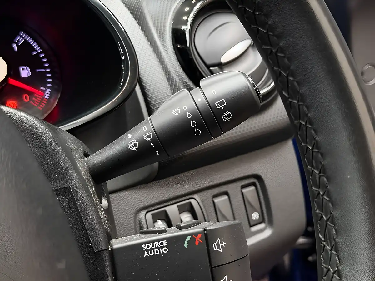 Used 2018 Renault Clio Iconic Blue - Interior and Exterior details 16