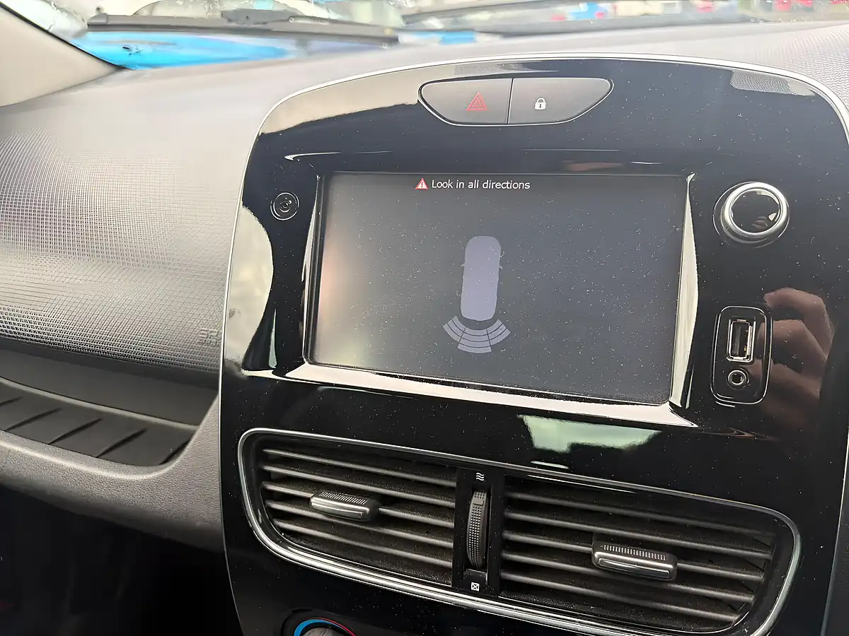 Used 2018 Renault Clio Iconic Blue - Interior and Exterior details 14