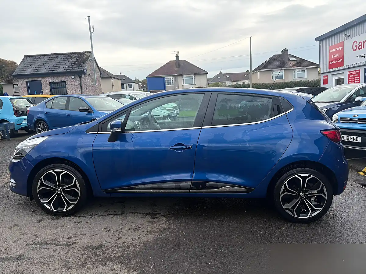 Used 2018 Renault Clio Iconic Blue - Interior and Exterior details 8