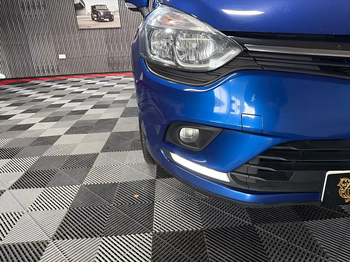 Used 2018 Renault Clio Iconic Blue - Interior and Exterior details 11