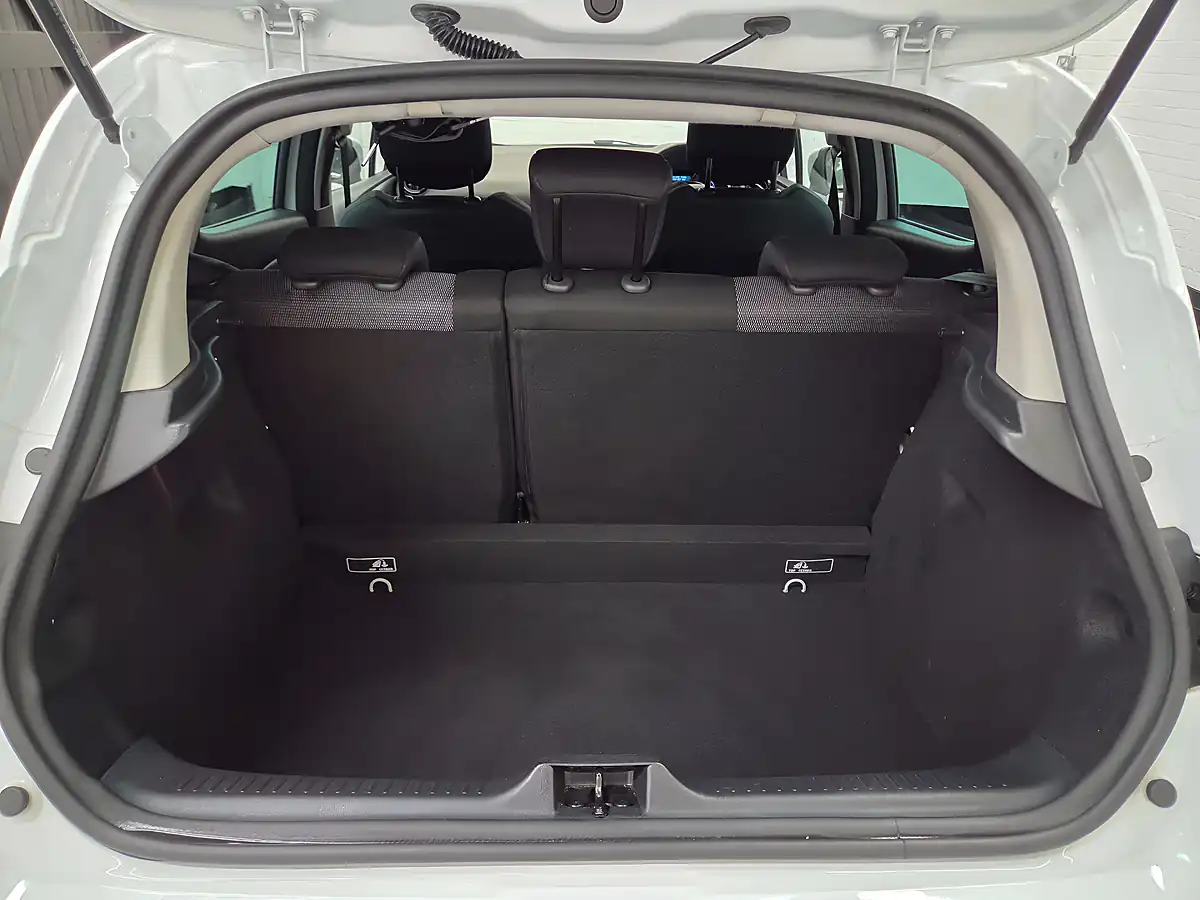 Used 2018 Renault Clio Iconic Glacier White - Interior and Exterior details 16