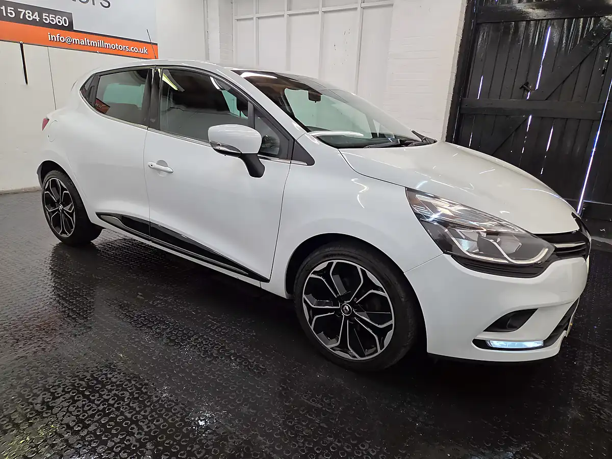 Used 2018 Renault Clio Iconic Glacier White - Interior and Exterior details 20