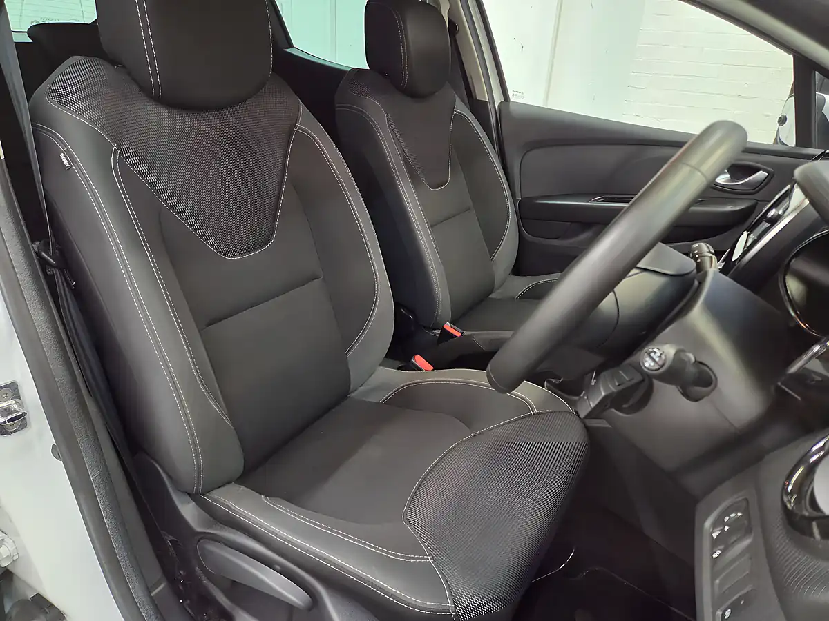 Used 2018 Renault Clio Iconic Glacier White - Interior and Exterior details 9