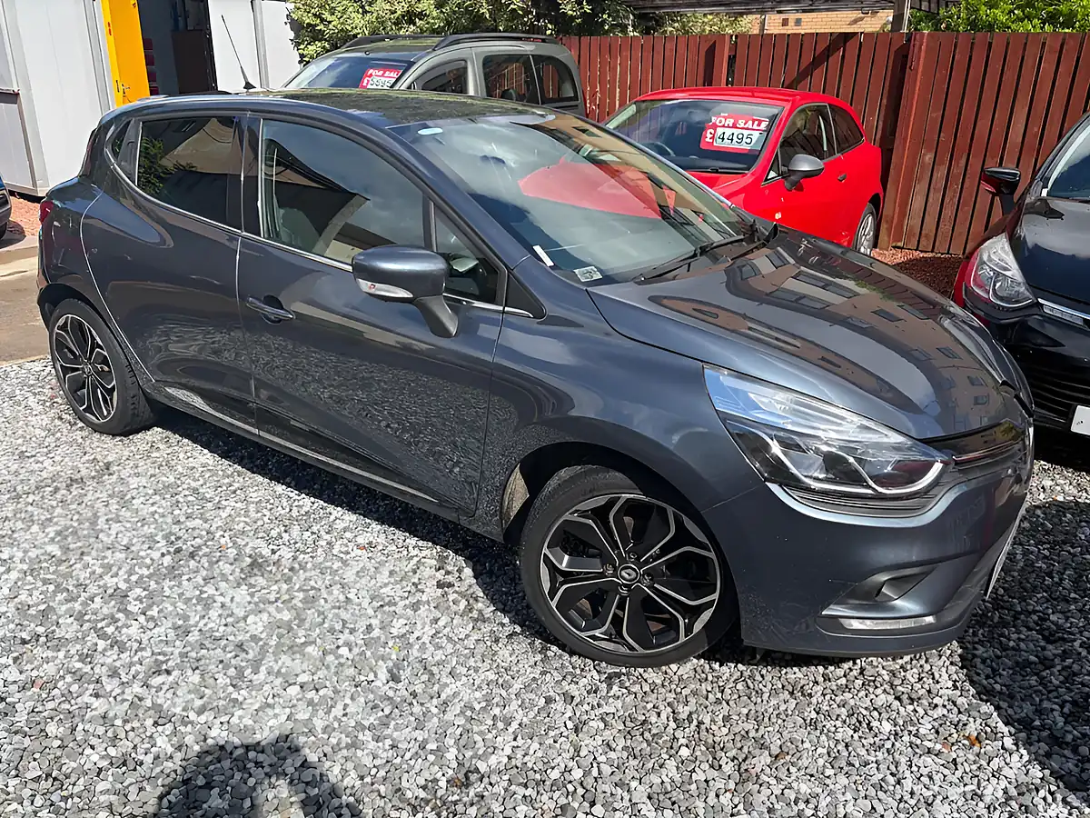 Used 2018 Renault Clio Iconic Grey - Front View
