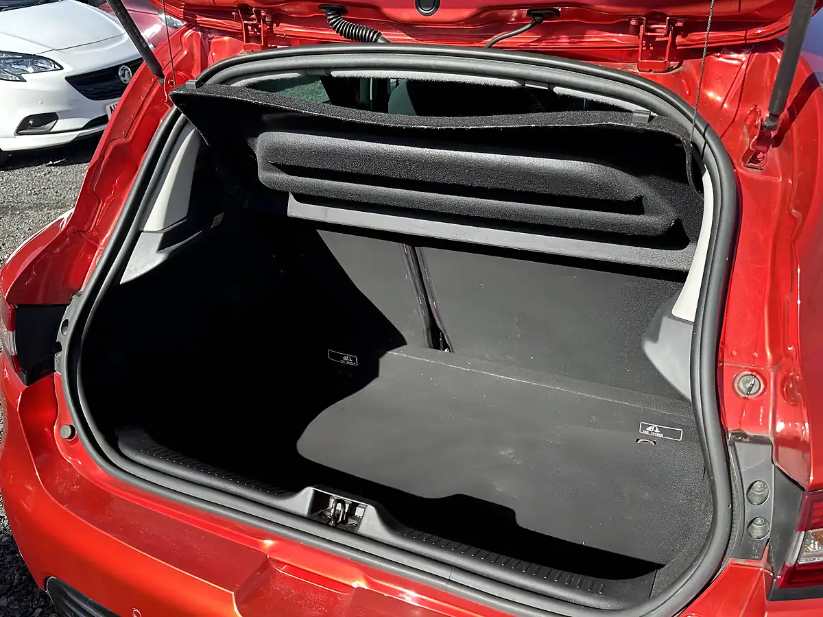 Used 2018 Renault Clio Iconic Red - Interior and Exterior details 11