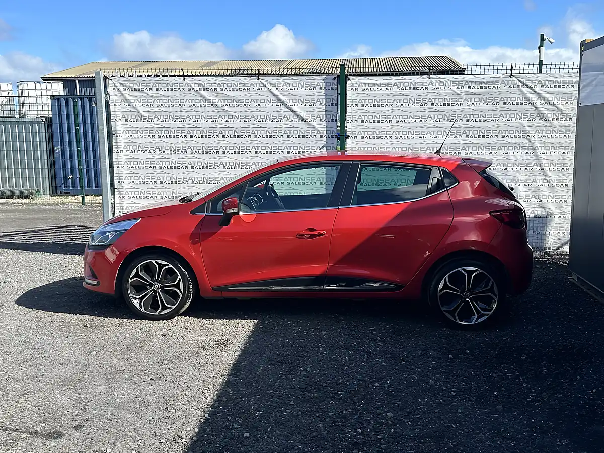 Used 2018 Renault Clio Iconic Red - Interior and Exterior details 4