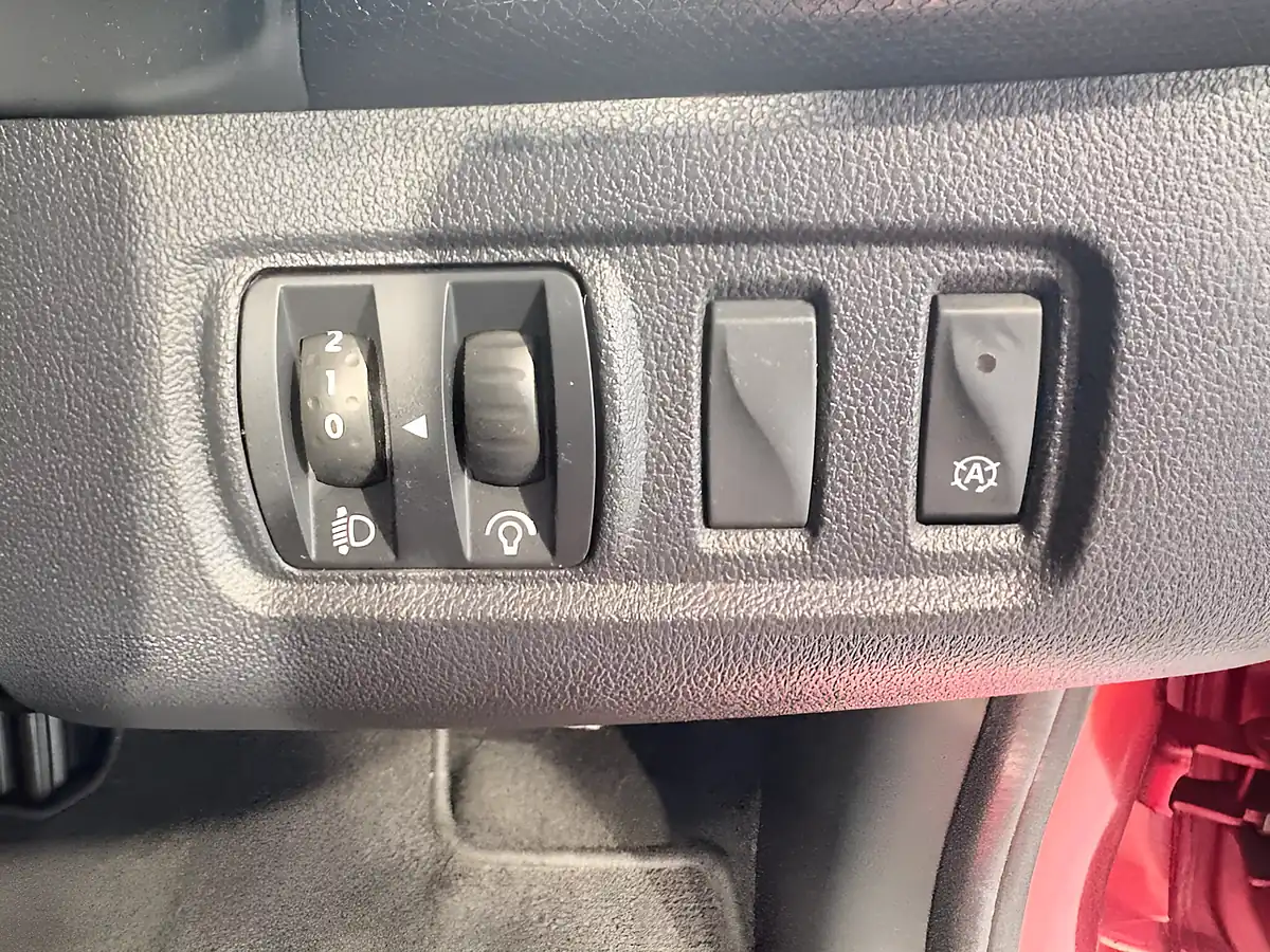 Used 2018 Renault Clio Iconic Red - Interior and Exterior details 19