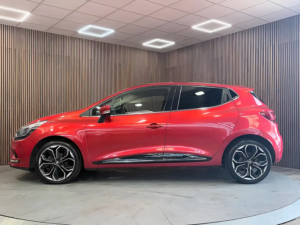 Used 2018 Renault Clio Iconic Red - Interior and Exterior details 5