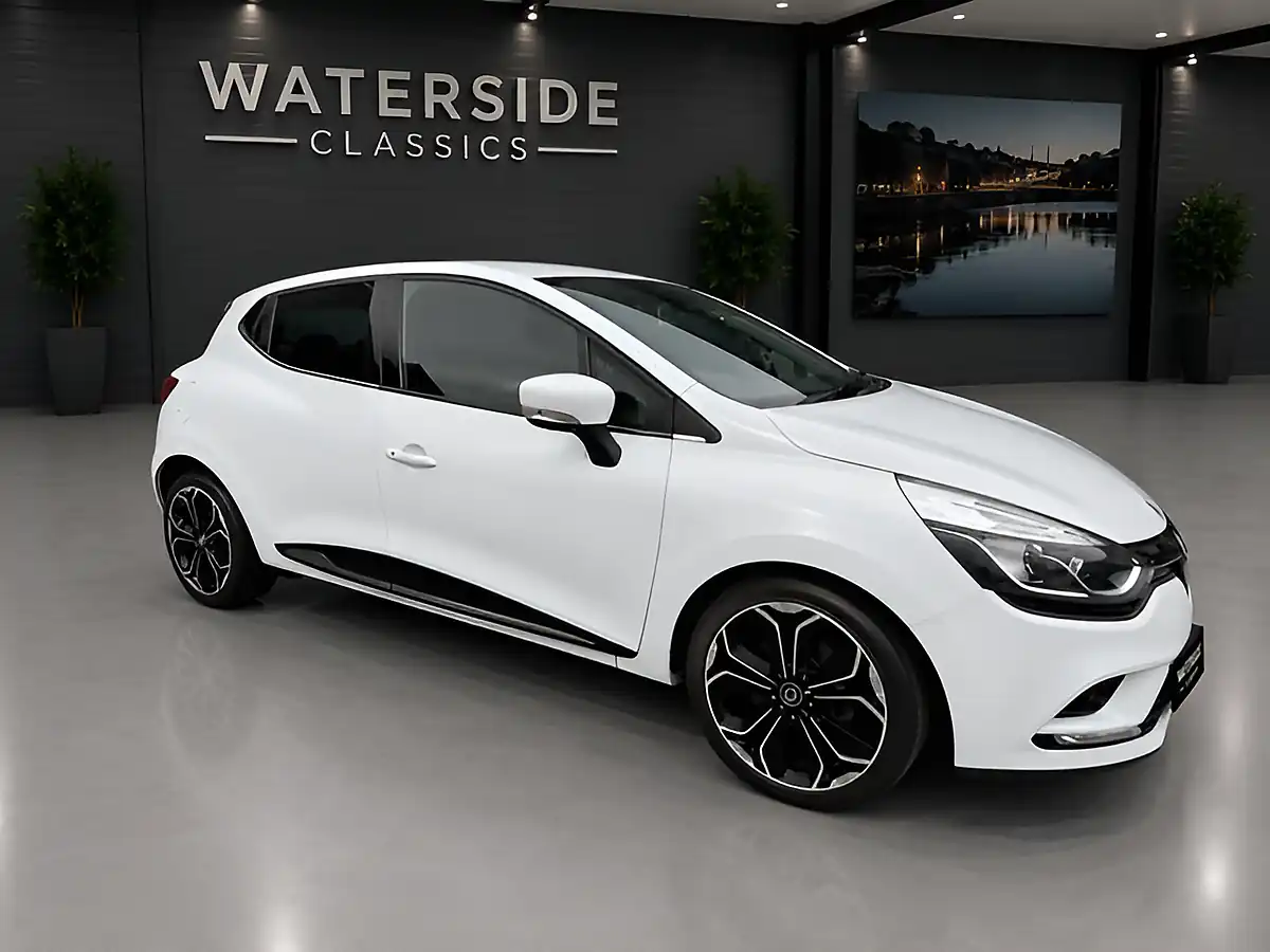 Used 2018 Renault Clio Iconic White - Front View