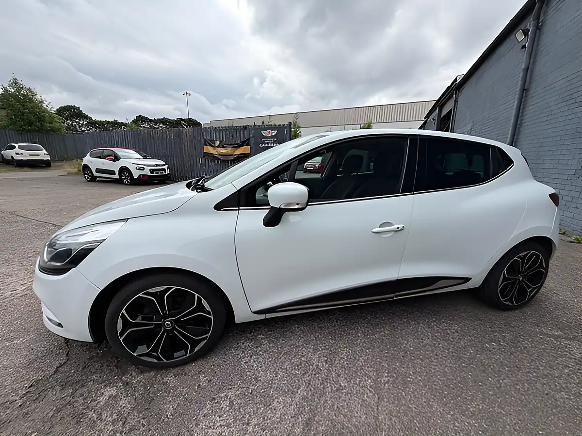Used 2018 Renault Clio Iconic White - Interior and Exterior details 11