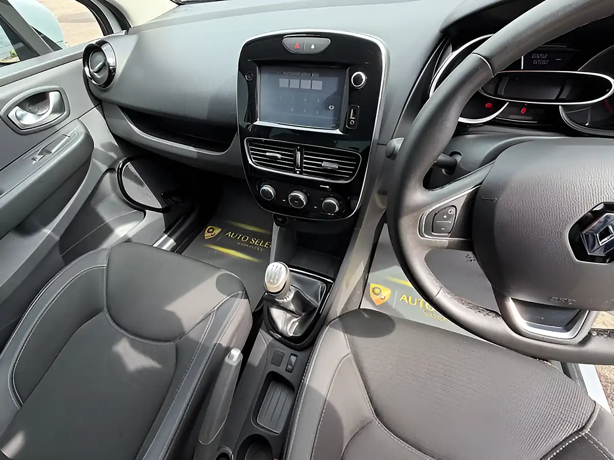 Used 2018 Renault Clio Iconic White - Interior and Exterior details 17