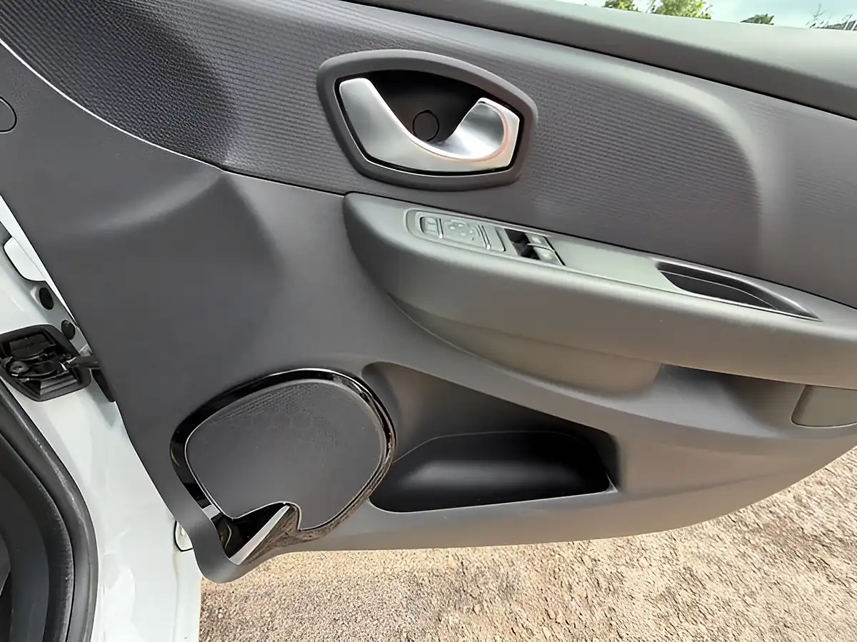 Used 2018 Renault Clio Iconic White - Interior and Exterior details 18