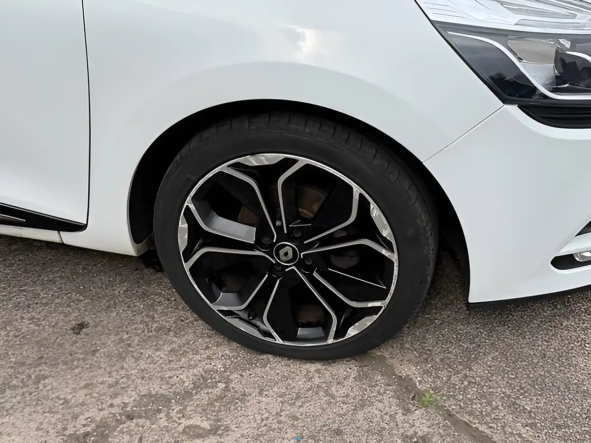 Used 2018 Renault Clio Iconic White - Interior and Exterior details 6