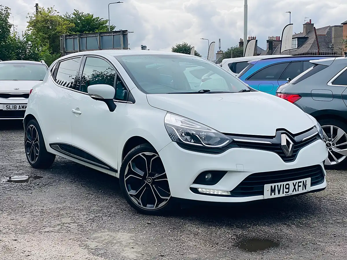 Used 2018 Renault Clio Iconic White - Front View