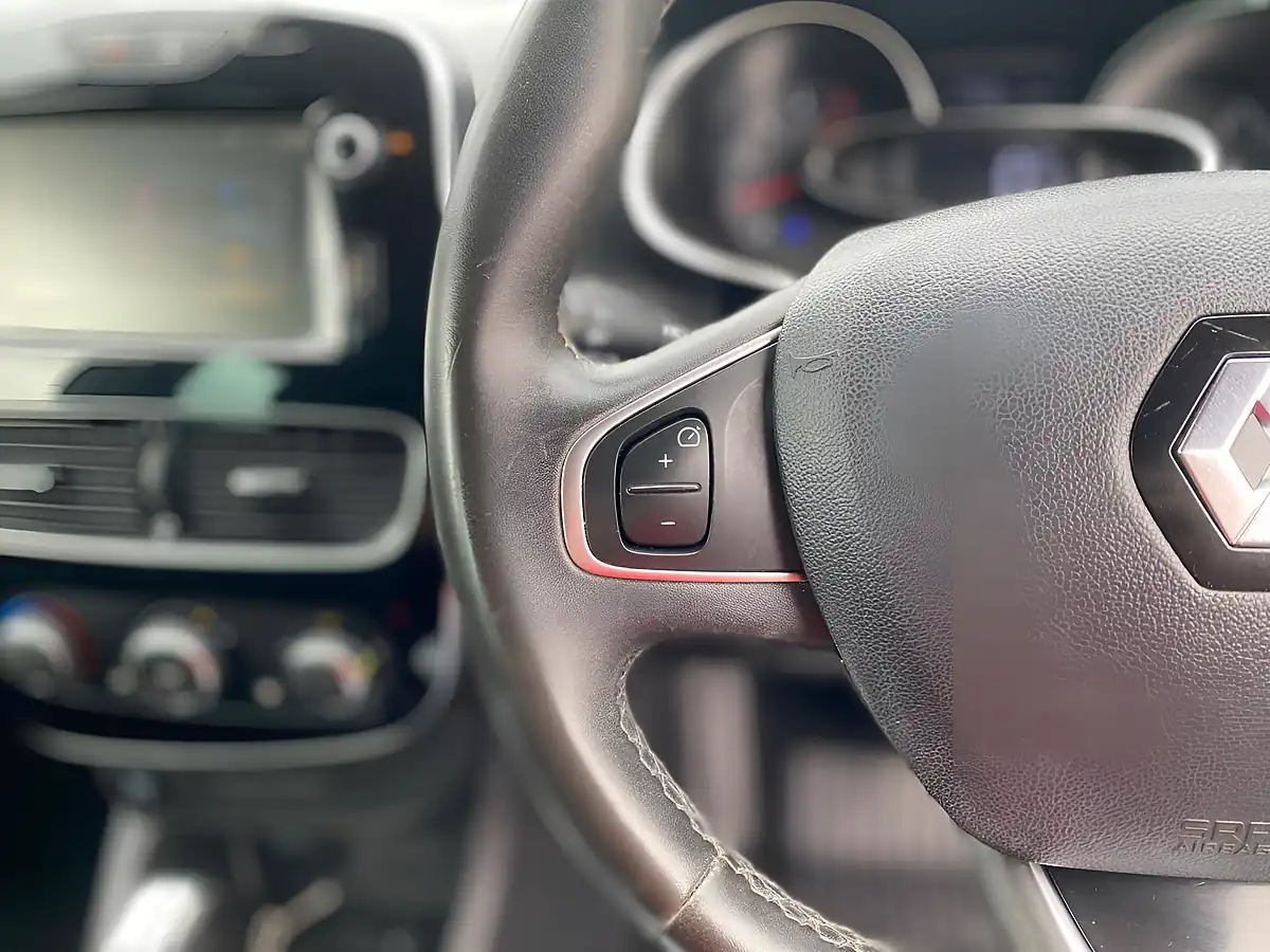 Used 2018 Renault Clio Iconic White - Interior and Exterior details 12