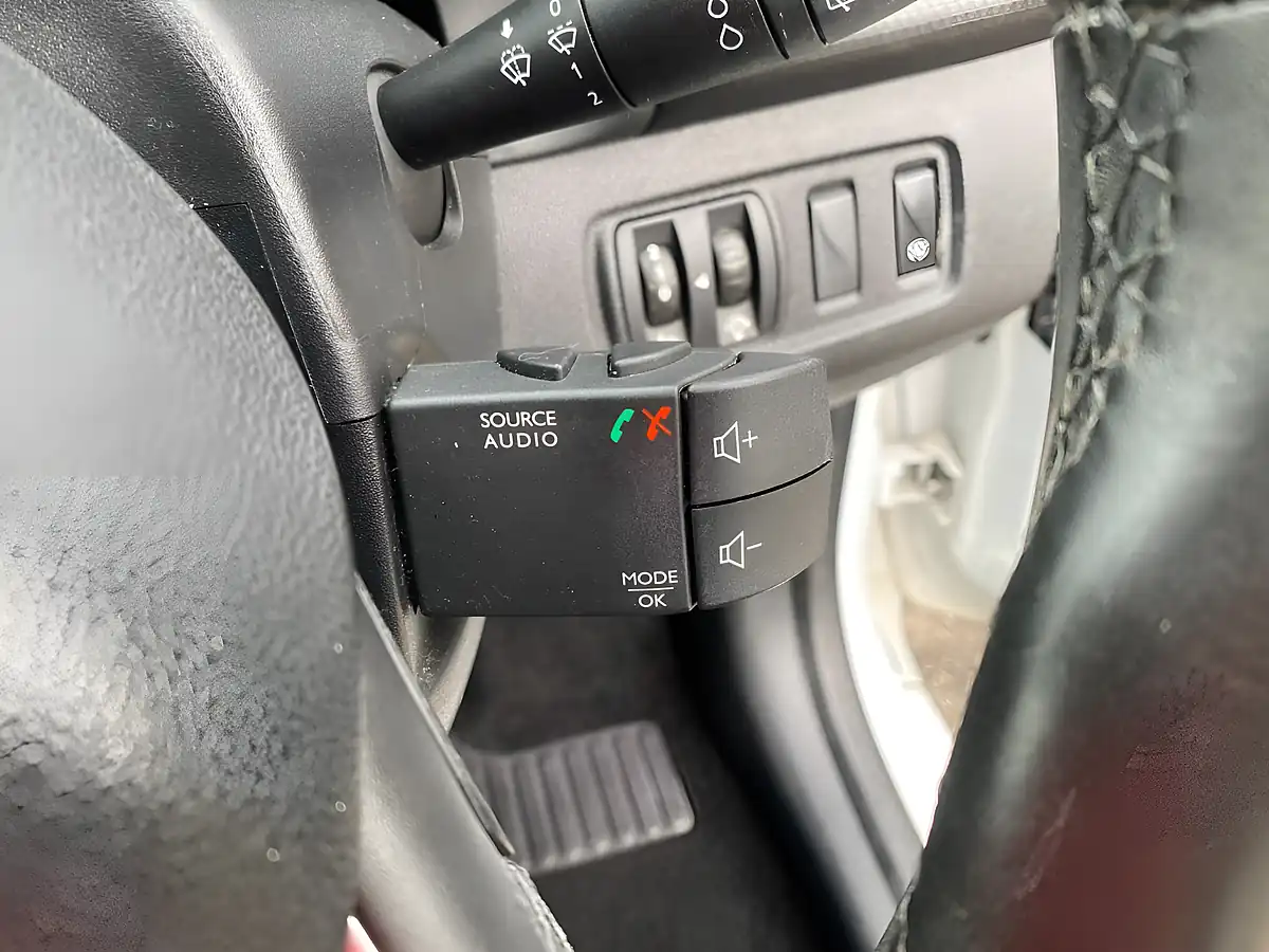 Used 2018 Renault Clio Iconic White - Interior and Exterior details 13