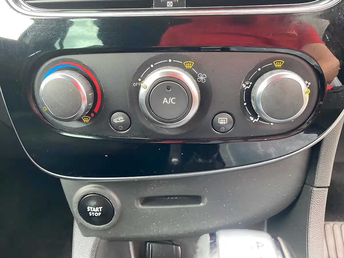 Used 2018 Renault Clio Iconic White - Interior and Exterior details 14