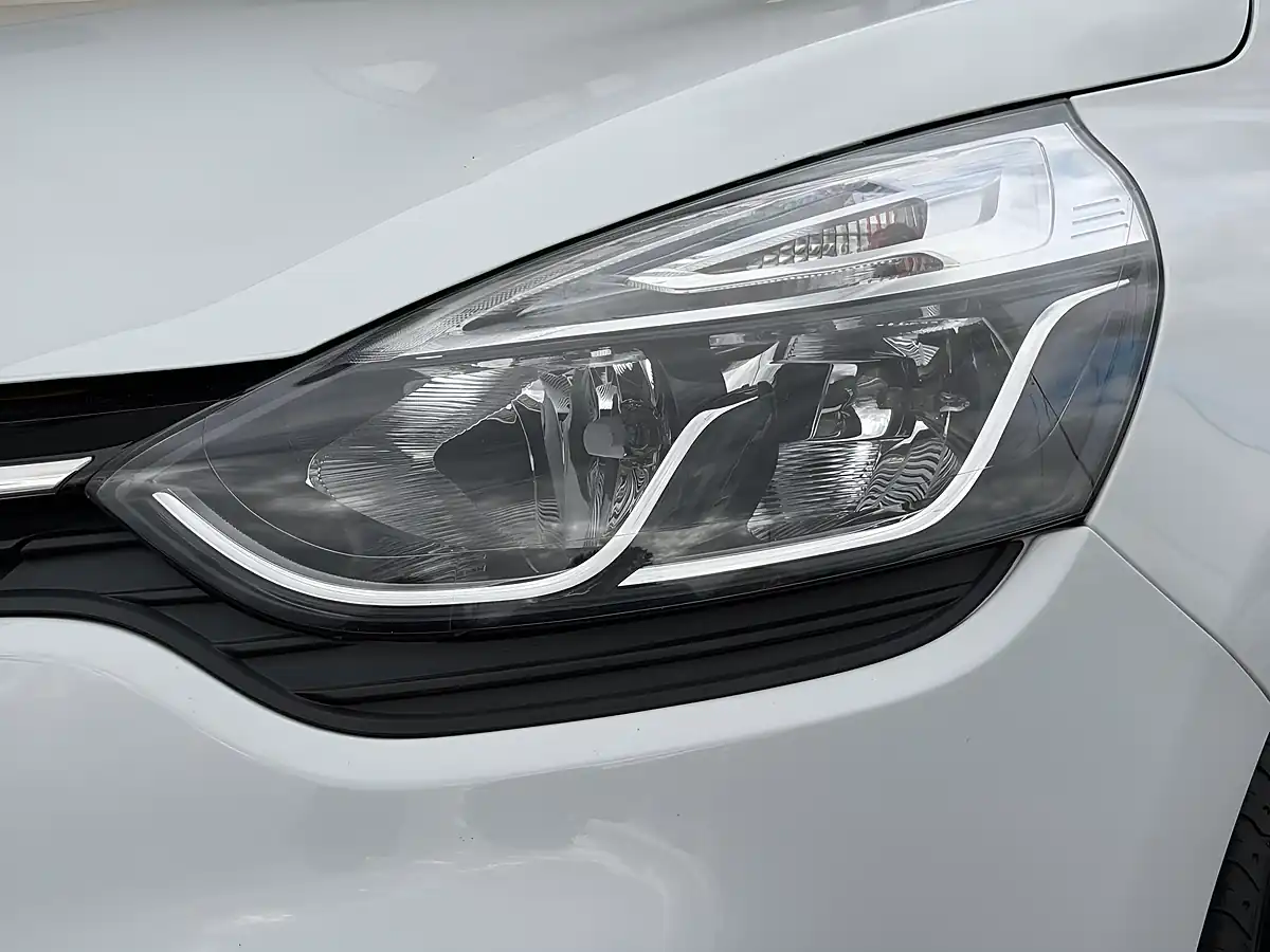 Used 2018 Renault Clio Iconic White - Interior and Exterior details 13