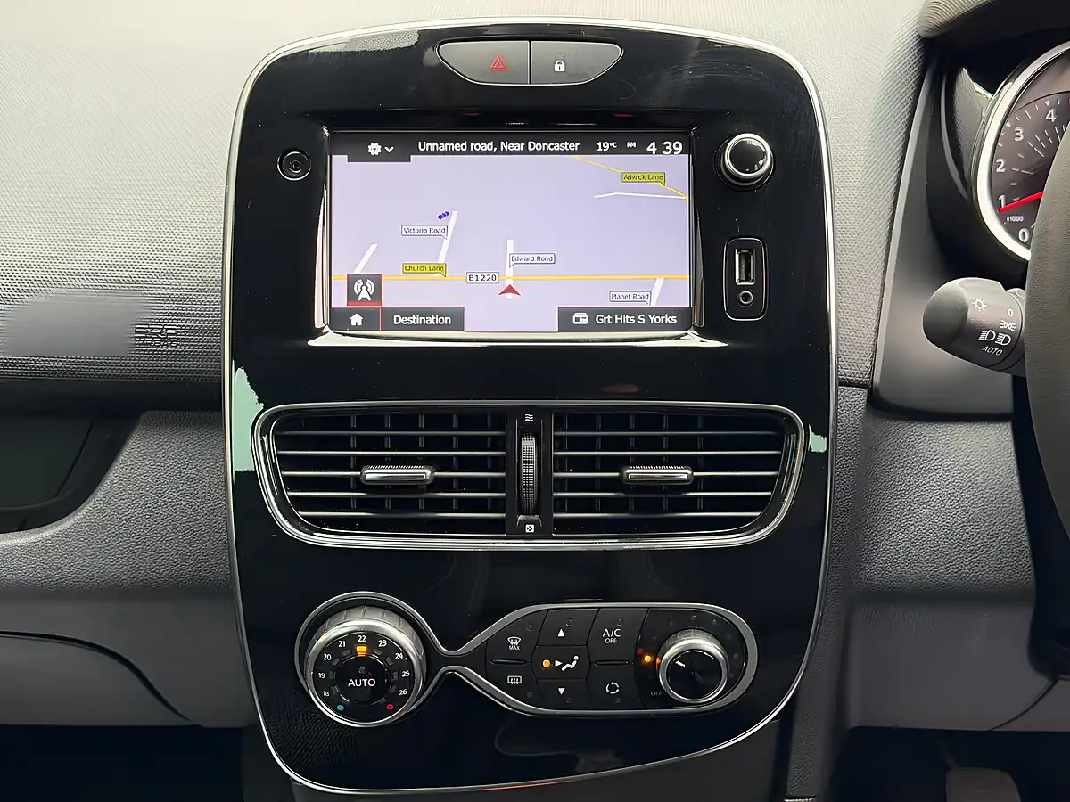 Used 2018 Renault Clio Iconic White - Interior and Exterior details 16