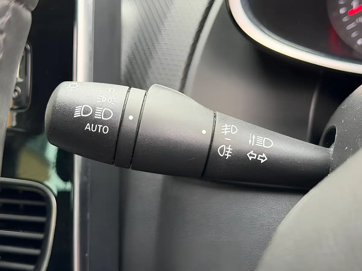 Used 2018 Renault Clio Iconic White - Interior and Exterior details 17