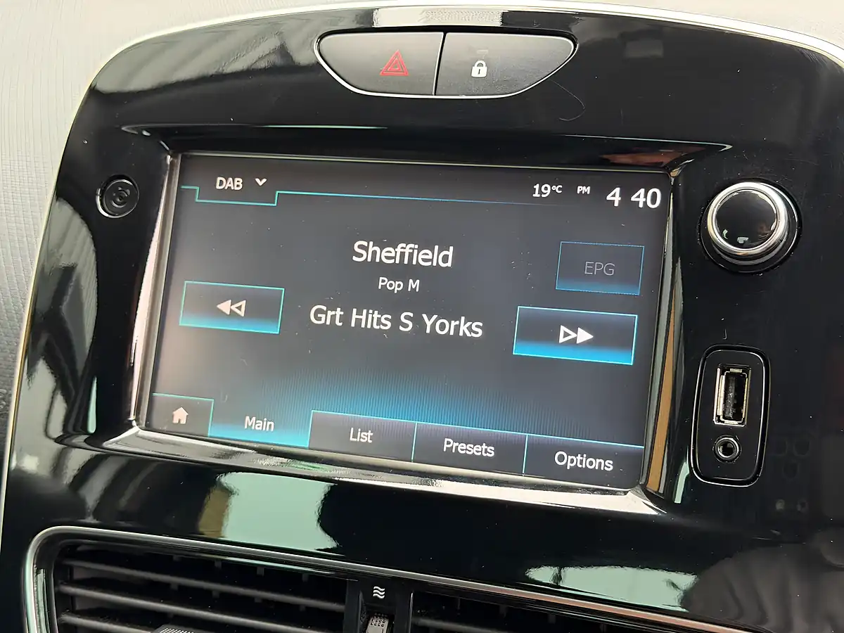 Used 2018 Renault Clio Iconic White - Interior and Exterior details 19