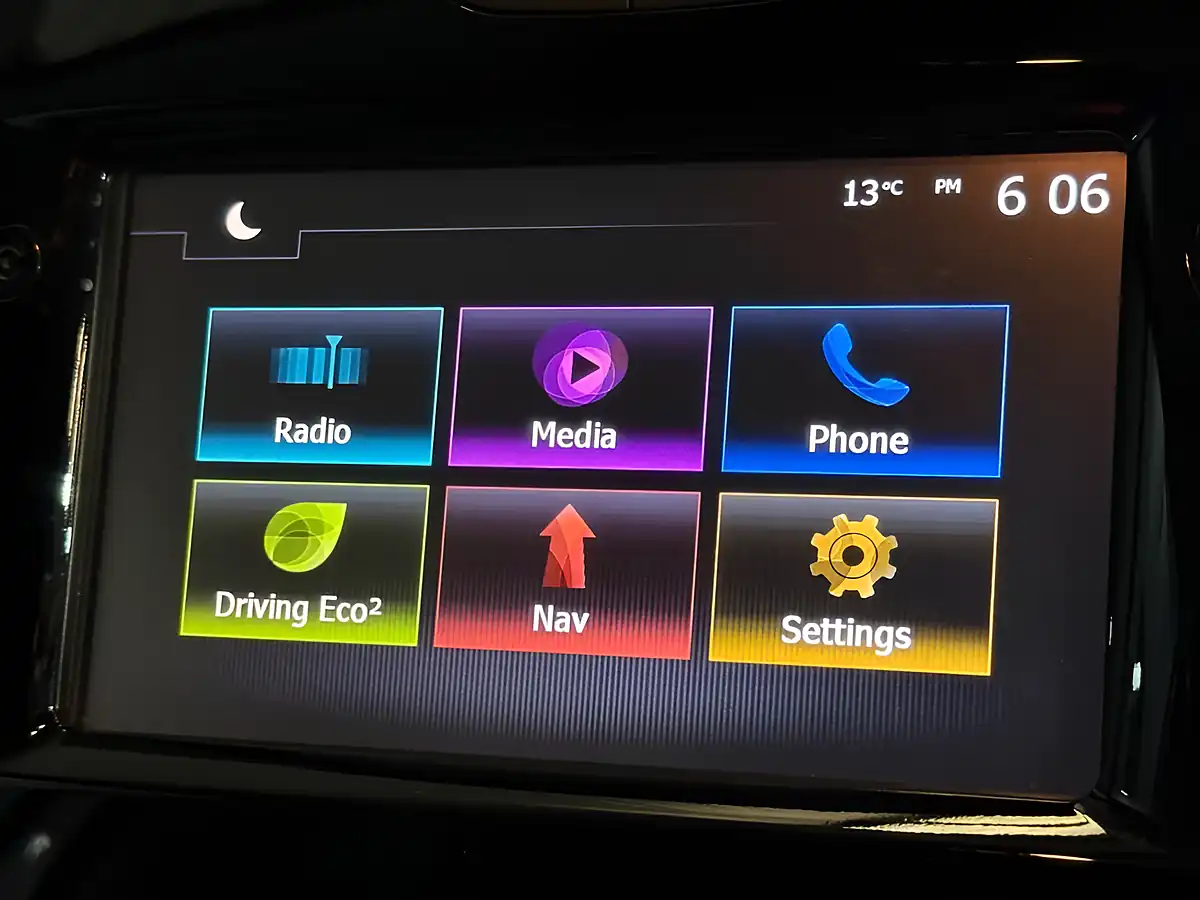 Used 2018 Renault Clio Iconic White - Interior and Exterior details 13