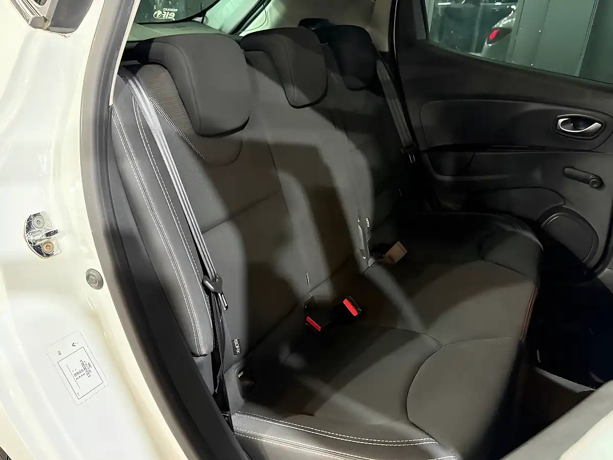 Used 2018 Renault Clio Iconic White - Interior and Exterior details 16