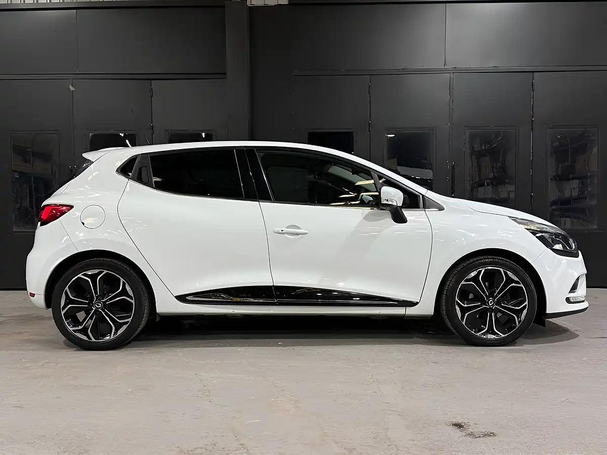 Used 2018 Renault Clio Iconic White - Interior and Exterior details 4