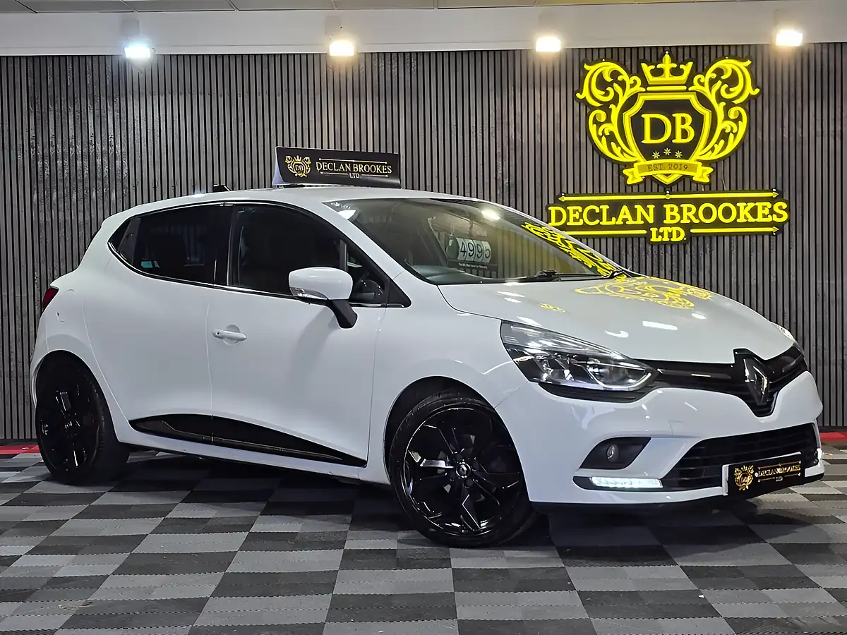 Used 2018 Renault Clio Iconic White - Front View