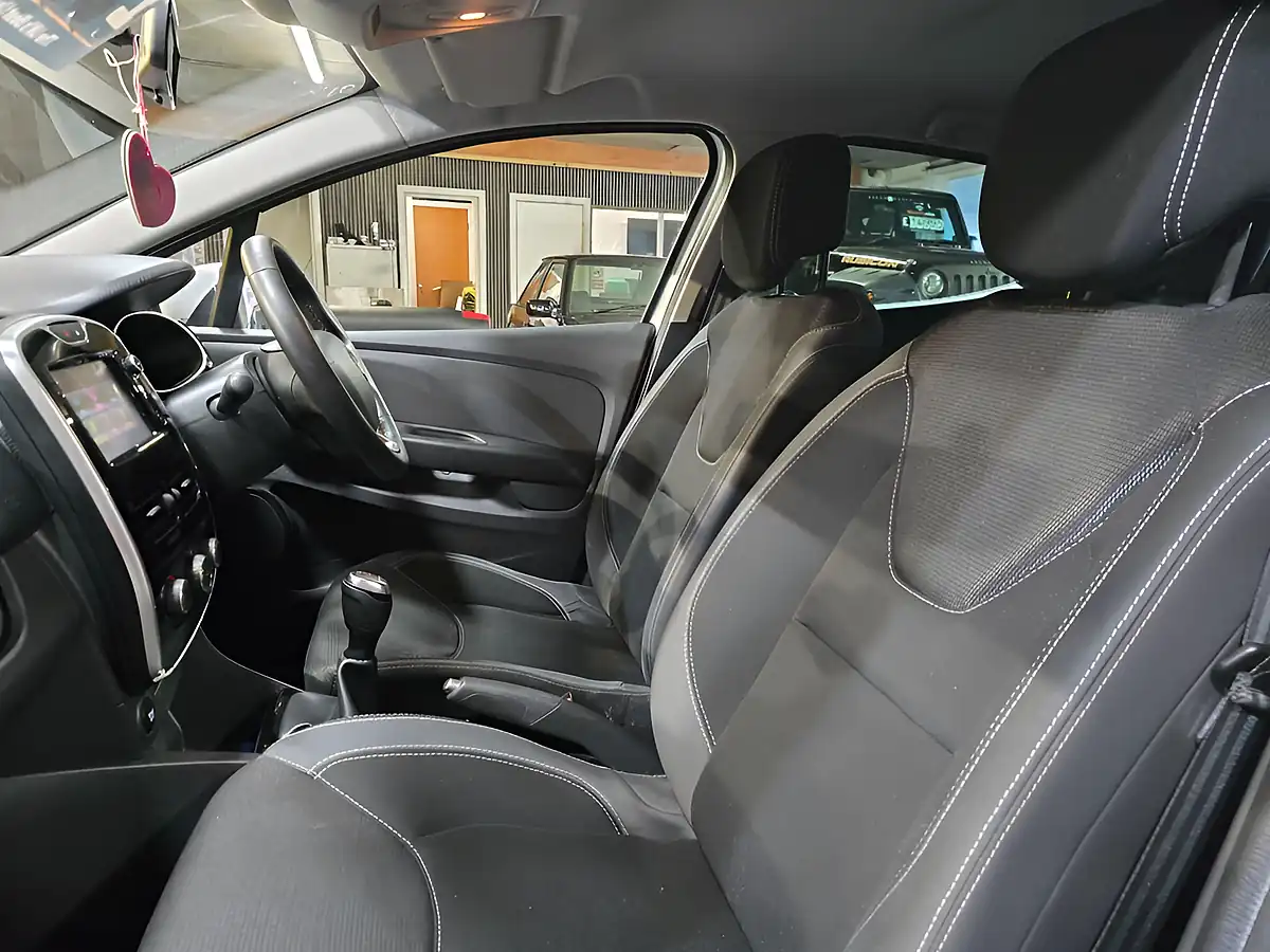Used 2018 Renault Clio Iconic White - Interior and Exterior details 10