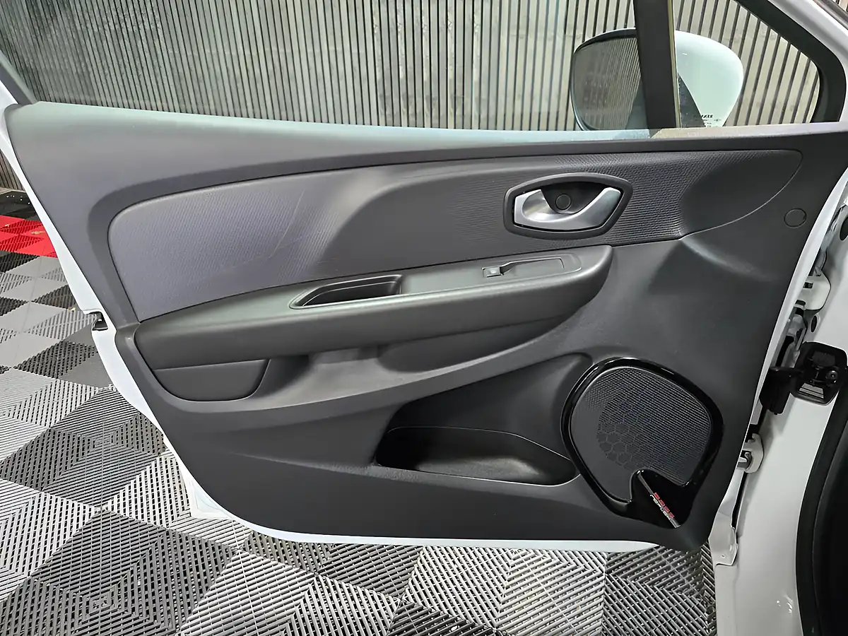 Used 2018 Renault Clio Iconic White - Interior and Exterior details 11