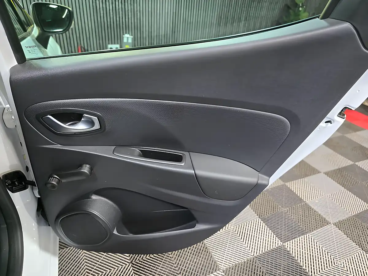 Used 2018 Renault Clio Iconic White - Interior and Exterior details 17
