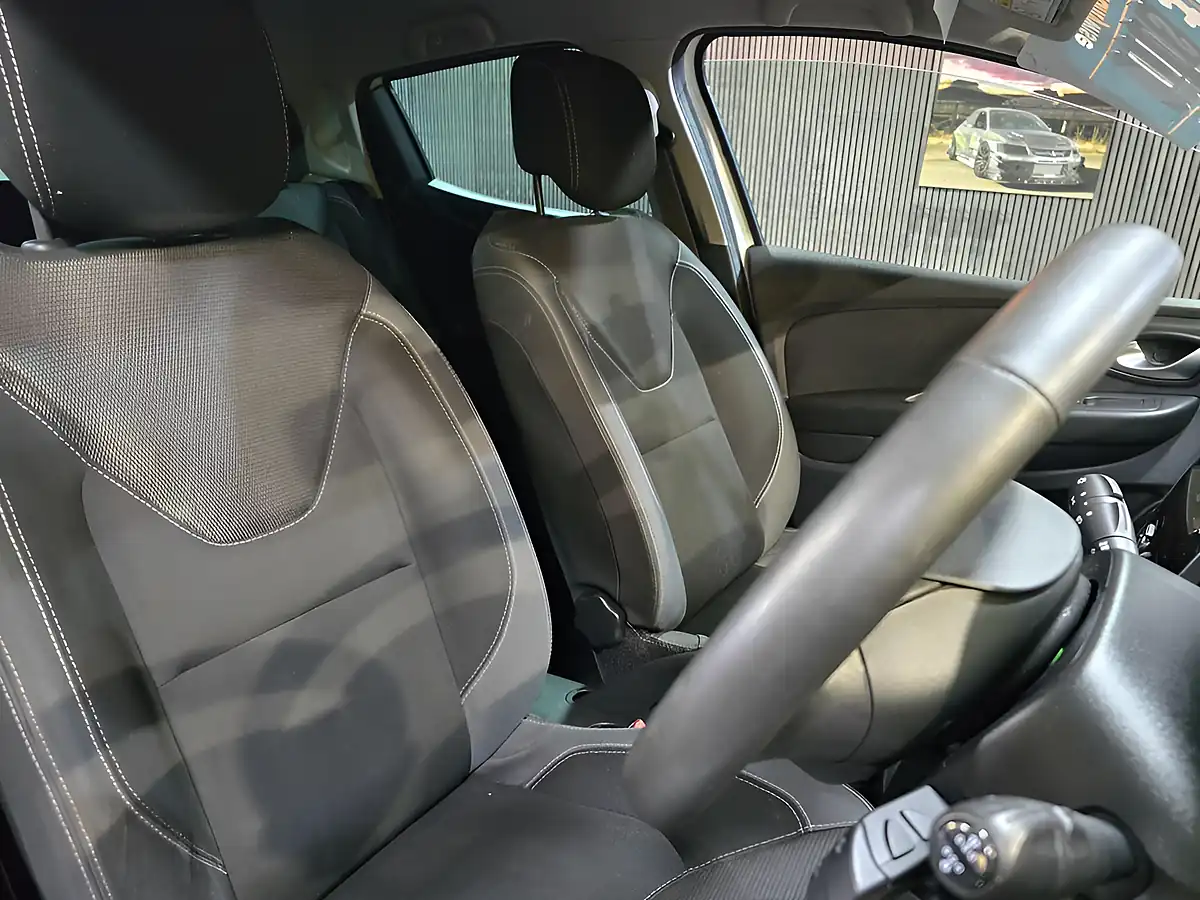 Used 2018 Renault Clio Iconic White - Interior and Exterior details 19