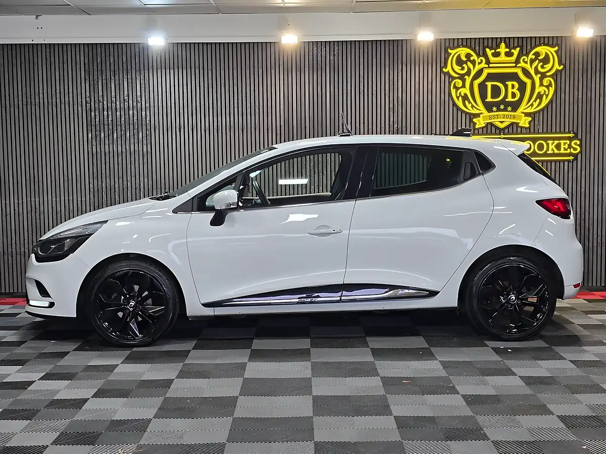 Used 2018 Renault Clio Iconic White - Interior and Exterior details 6