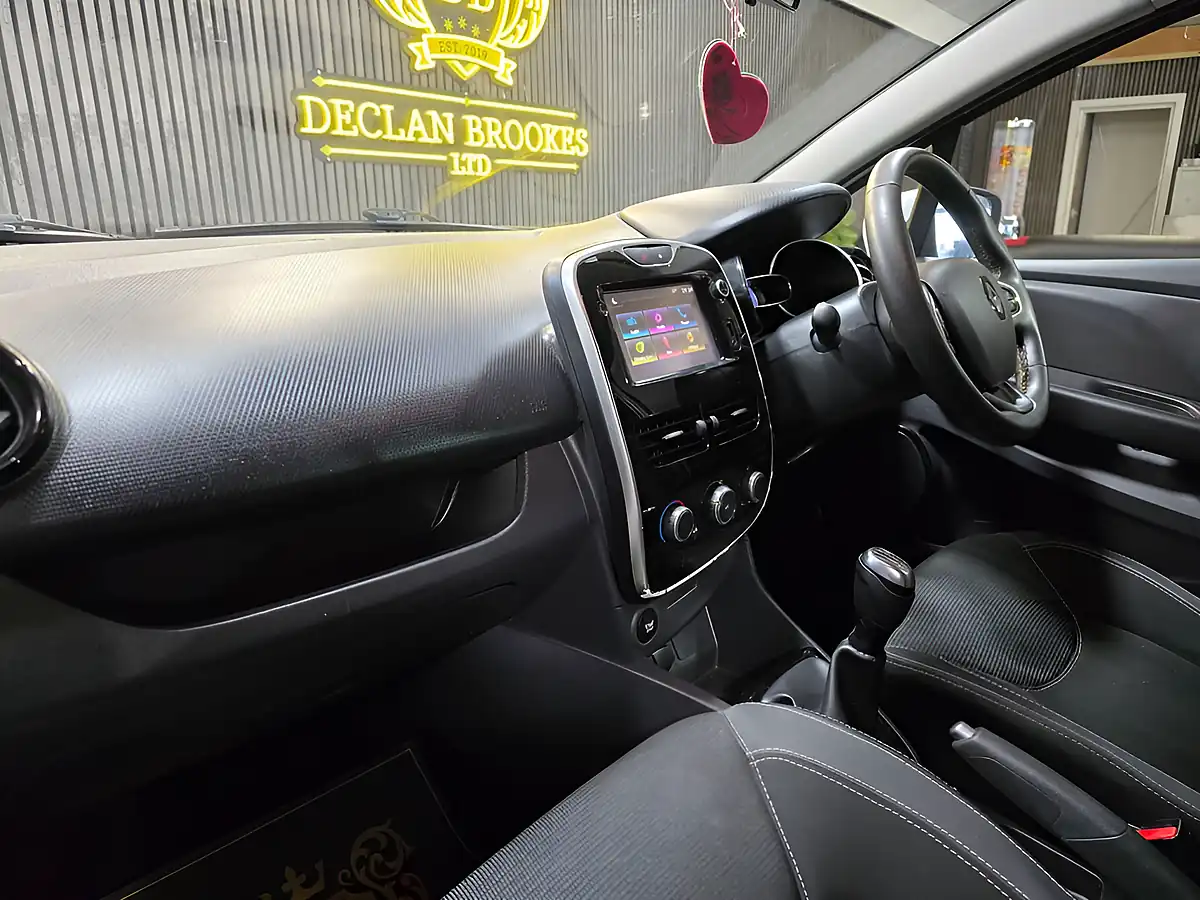 Used 2018 Renault Clio Iconic White - Interior and Exterior details 9