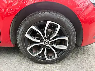 Used 2018 Renault Clio Play Red - Interior and Exterior details 12