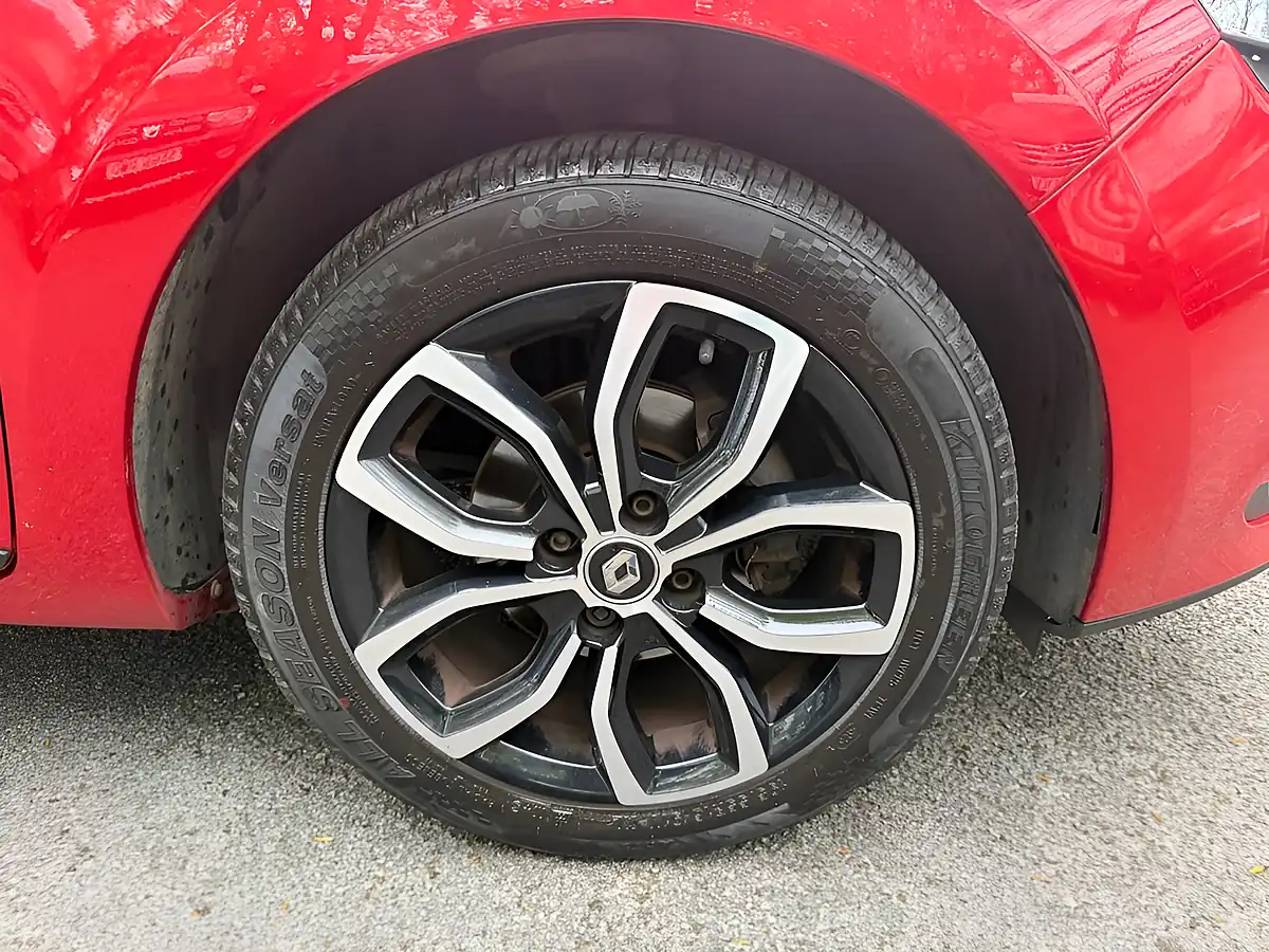 Used 2018 Renault Clio Play Red - Interior and Exterior details 12
