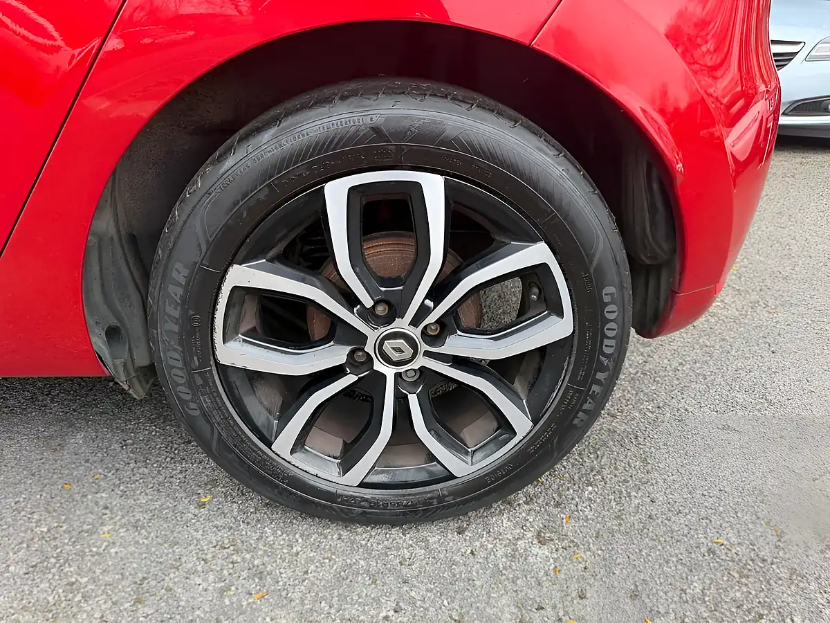 Used 2018 Renault Clio Play Red - Interior and Exterior details 14