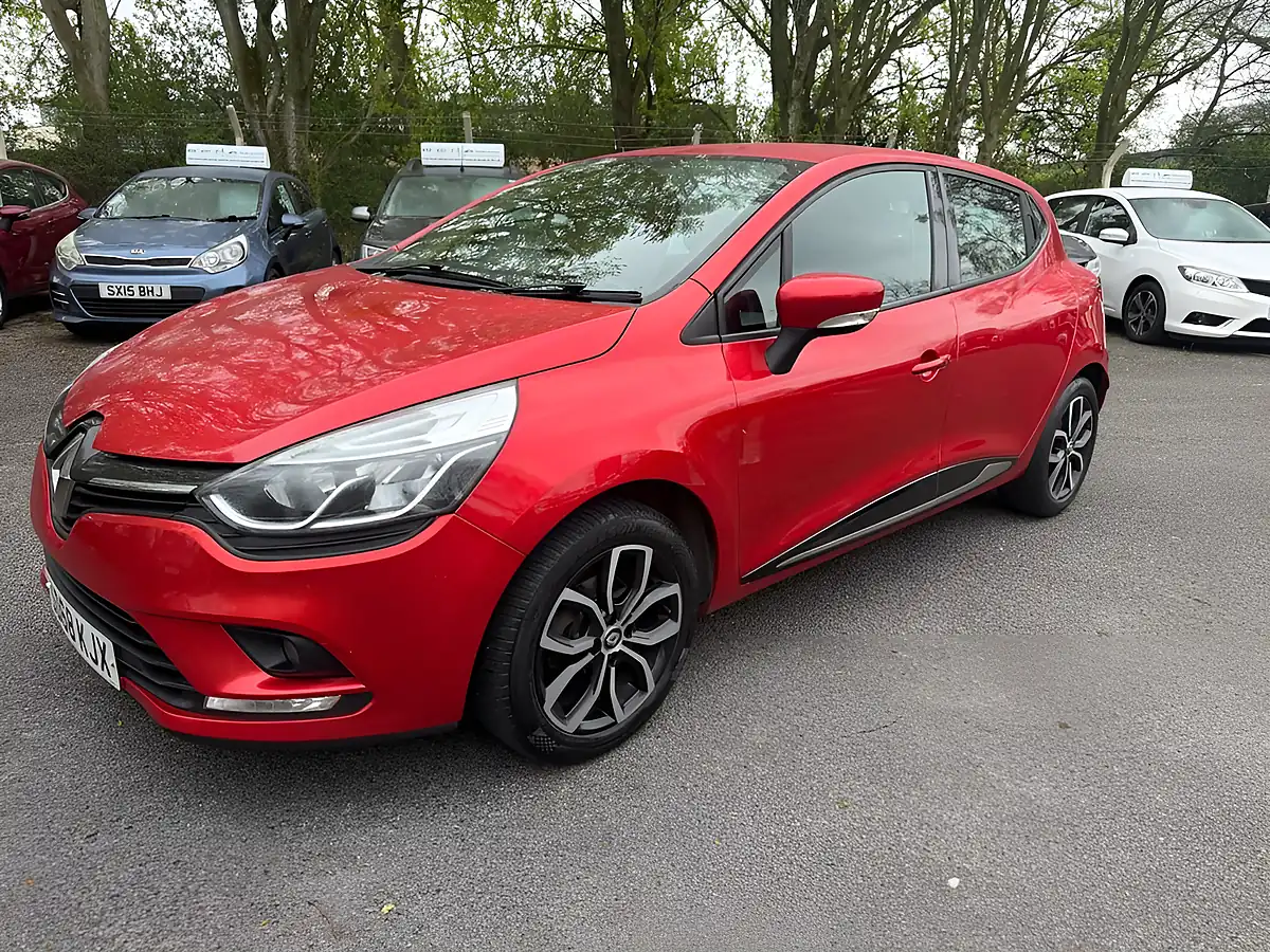 Used 2018 Renault Clio Play Red - Interior and Exterior details 3